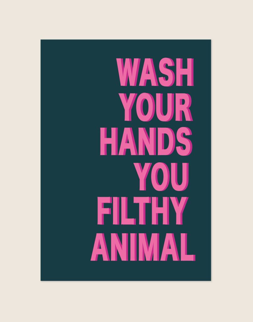 Diep petrolgroene poster met opvallende roze 3D-blokletters met de tekst WASH YOUR HANDS YOU FILTHY ANIMAL, sfeervol opgehangen aan een neutrale muur in een moderne toiletruimte.