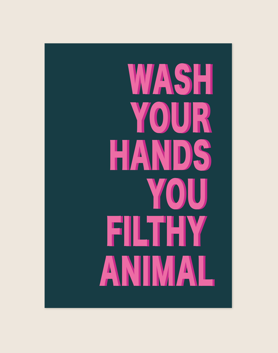 Diep petrolgroene poster met opvallende roze 3D-blokletters met de tekst WASH YOUR HANDS YOU FILTHY ANIMAL, sfeervol opgehangen aan een neutrale muur in een moderne toiletruimte.