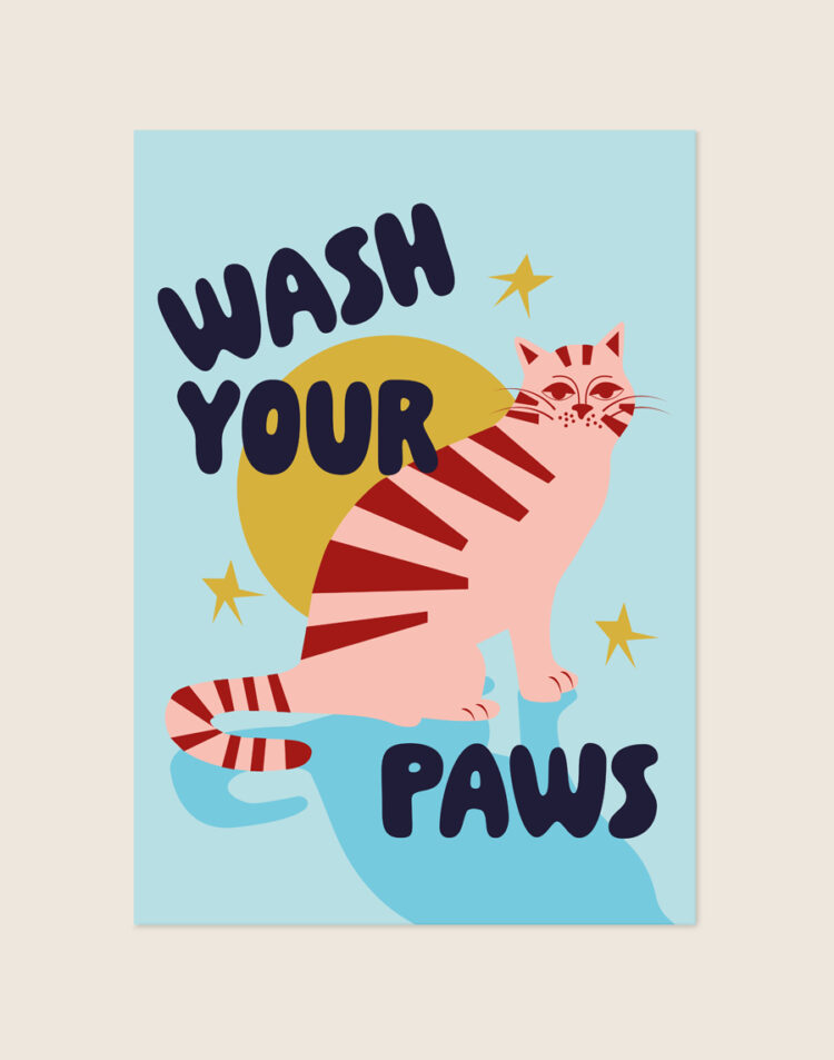 Minimalistische poster met schattige illustraties van dierenpootjes en de tekst wash your paws, sfeervol opgehangen aan een neutrale muur in een moderne toiletruimte.