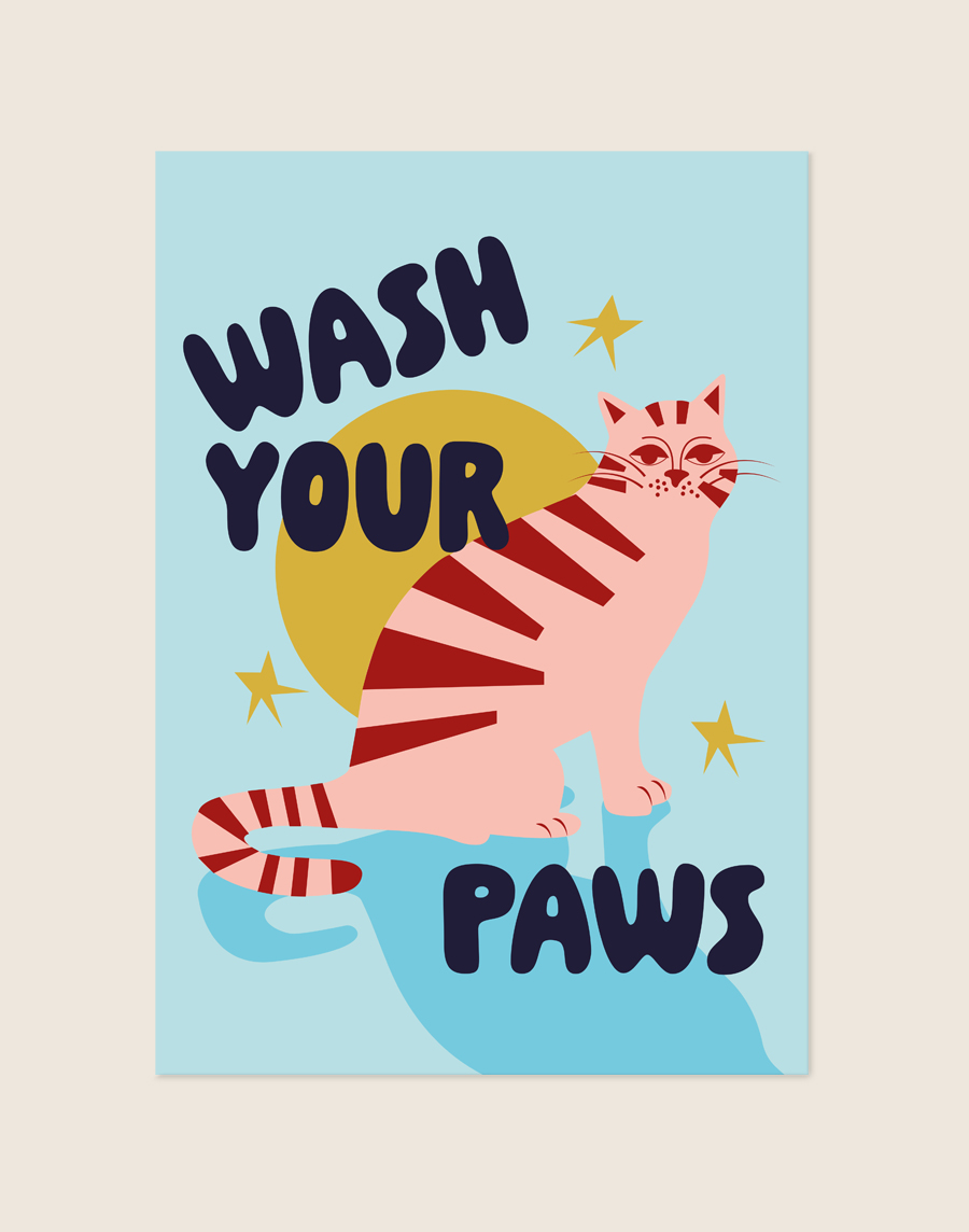 Minimalistische poster met schattige illustraties van dierenpootjes en de tekst wash your paws, sfeervol opgehangen aan een neutrale muur in een moderne toiletruimte.