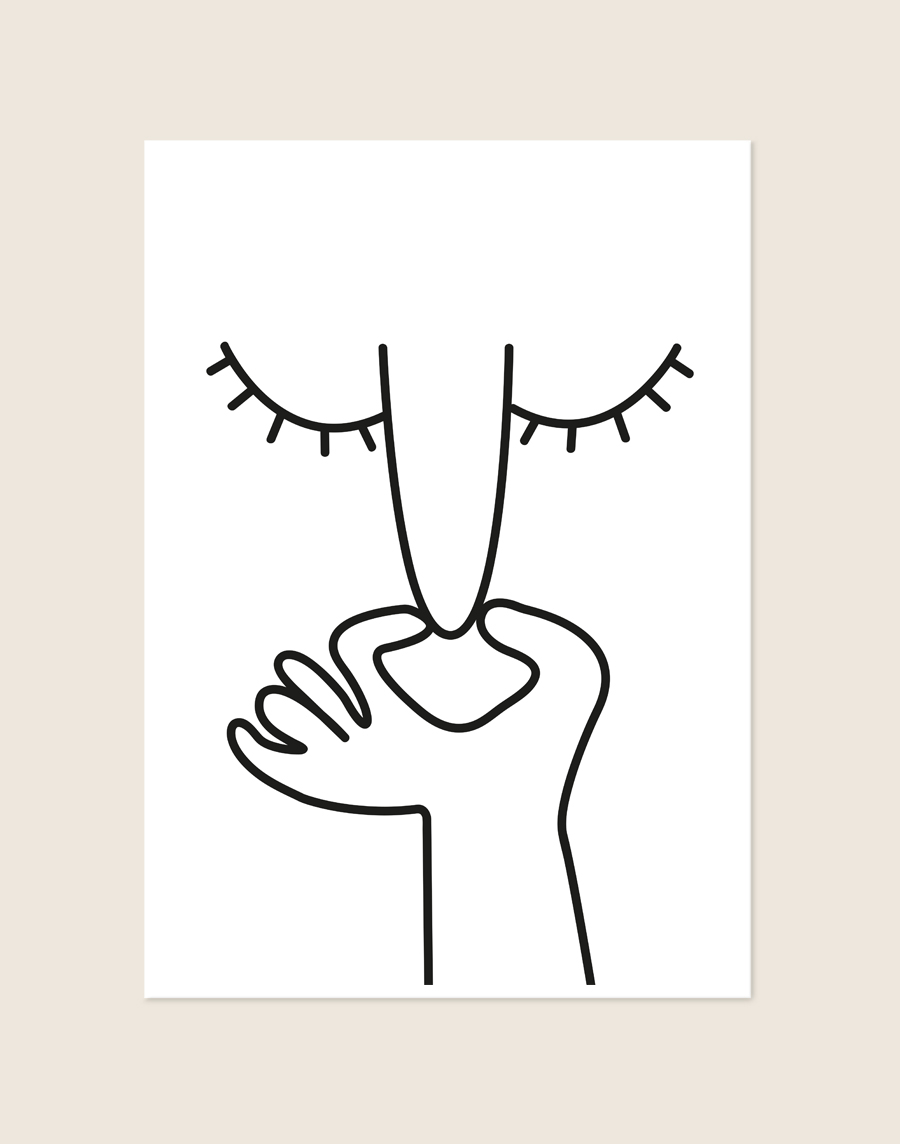 Minimalistische zwart-witte poster met een line-art illustratie van een gezicht met gesloten ogen dat de neus dichtknijpt, sfeervol opgehangen aan een neutrale muur in een moderne toiletruimte.