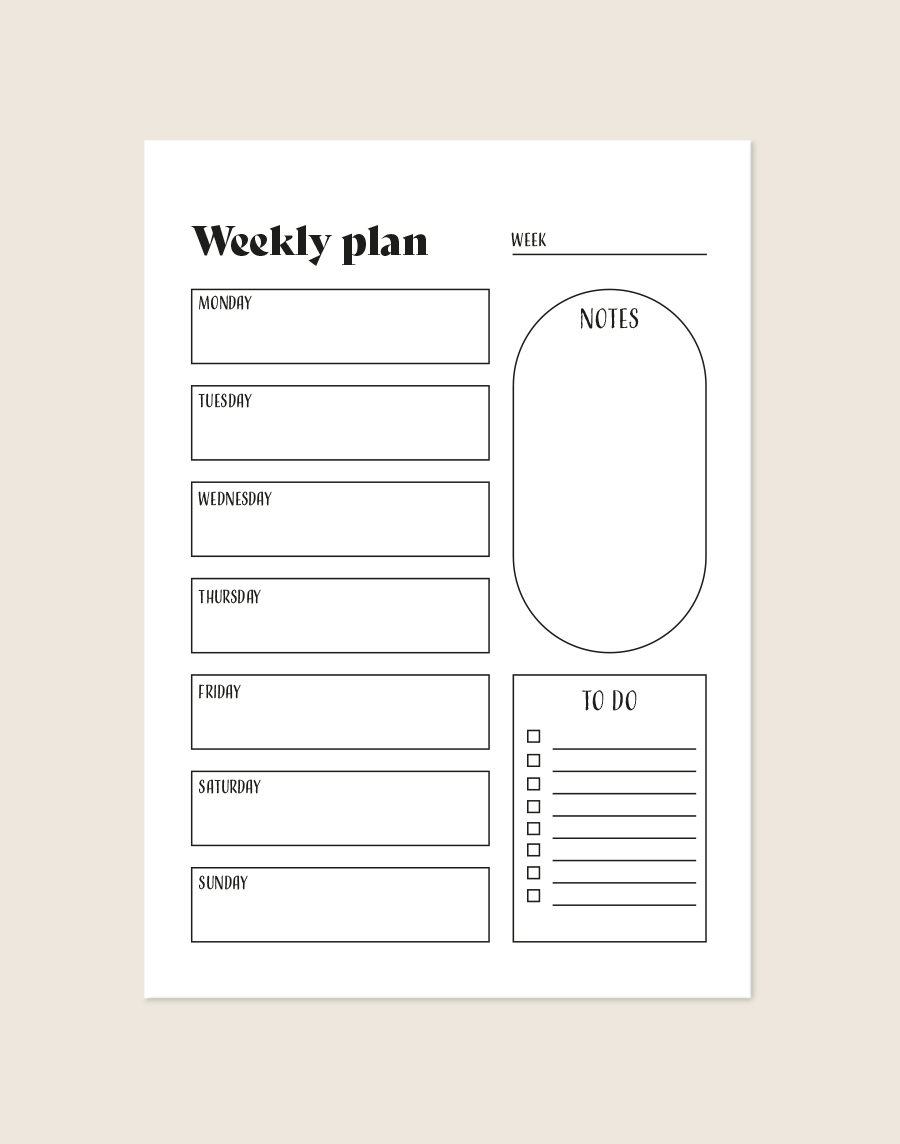 Een minimalistische, rechthoekige poster, gecentreerd tegen een effen, lichtbeige achtergrond. De poster toont een overzichtelijke, zwart-witte weekplanner op een strakke witte achtergrond. Bovenaan staat in dikke, sierlijke letters de titel 'Weekly plan' met rechts daarvan een kort lijntje om het weeknummer ('WEEK') in te vullen. Aan de linkerkant zijn zeven lege, rechthoekige vakken onder elkaar uitgelijnd, gelabeld met de dagen van de week in het Engels (Monday tot en met Sunday). Aan de rechterkant staat bovenaan een langwerpig, ovaal/pilvormig kader met de tekst 'NOTES' en daaronder een rechthoekig kader gelabeld als 'TO DO', met daarin een handige checklist van zeven lege afvinkhokjes met bijbehorende schrijflijntjes. Een strak, modern en praktisch ontwerp.