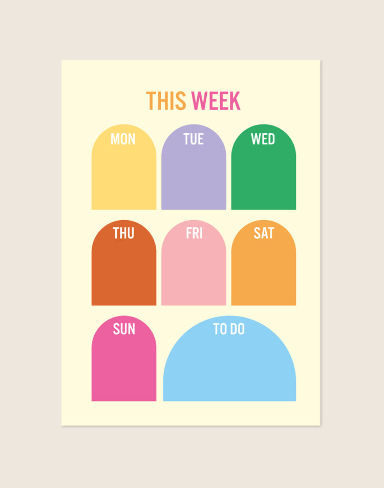 Een zachtgele invulposter met bovenaan de tekst 'THIS WEEK'. Op de poster staan zeven gekleurde bogen voor de dagen van de week en een brede lichtblauwe halve cirkel voor een to-do lijst.