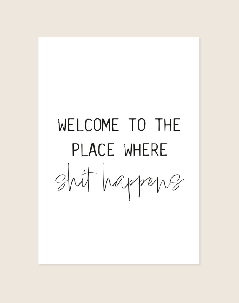 Minimalistische zwart-witte Welcome poster met de tekst Welcome to the place where shit happens in strakke en sierlijke letters, sfeervol opgehangen in een toiletruimte.