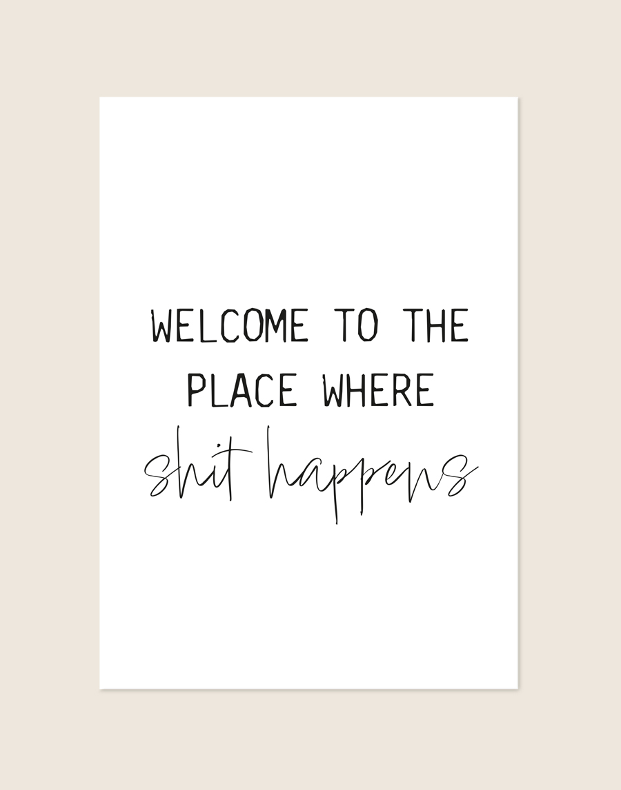 Minimalistische zwart-witte Welcome poster met de tekst Welcome to the place where shit happens in strakke en sierlijke letters, sfeervol opgehangen in een toiletruimte.