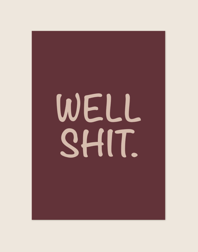 Chique bordeauxrode typografische poster met beige handgeschreven tekst Well Shit, sfeervol opgehangen aan een neutrale muur in een moderne toiletruimte.