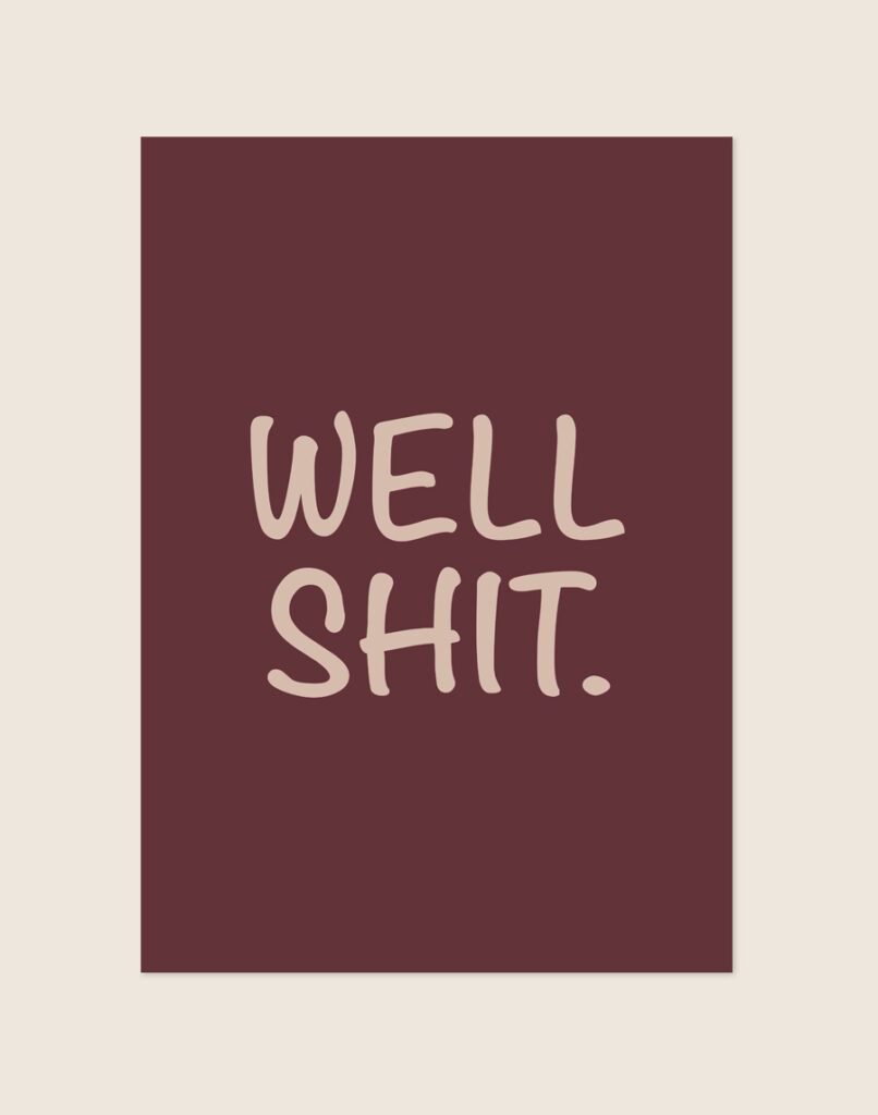 Chique bordeauxrode typografische poster met beige handgeschreven tekst Well Shit, sfeervol opgehangen aan een neutrale muur in een moderne toiletruimte.