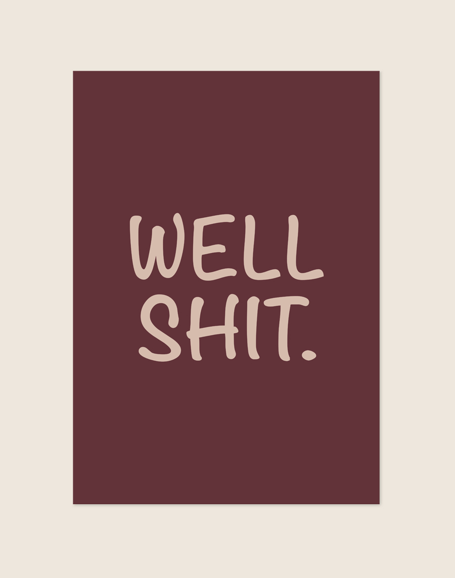 Chique bordeauxrode typografische poster met beige handgeschreven tekst Well Shit, sfeervol opgehangen aan een neutrale muur in een moderne toiletruimte.