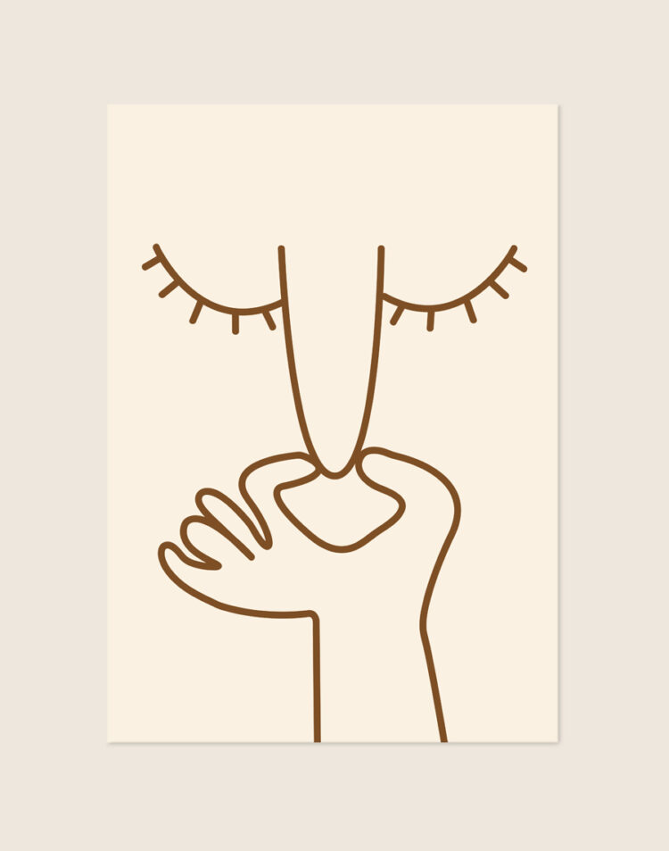 Minimalistische beige poster met bruine line-art illustratie van een dichtgeknepen neus en gesloten ogen, sfeervol opgehangen aan een neutrale muur in een moderne toiletruimte.