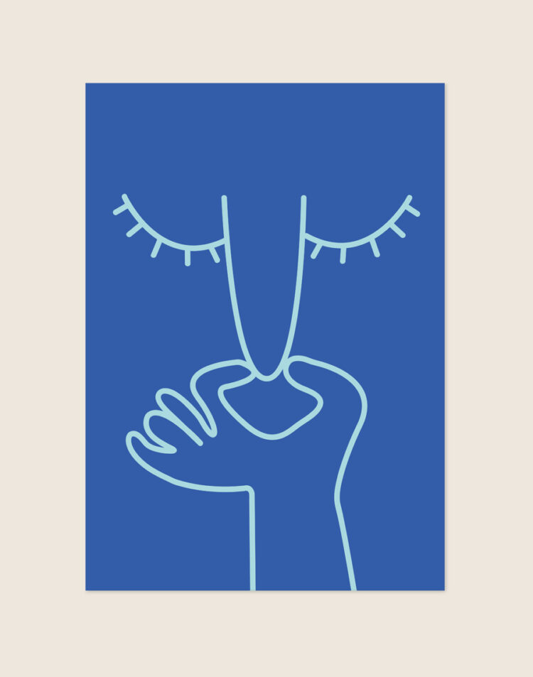 Minimalistische donkerblauwe poster met lichtblauwe line-art illustratie van een dichtgeknepen neus en gesloten ogen, sfeervol opgehangen aan een neutrale muur in een moderne toiletruimte.