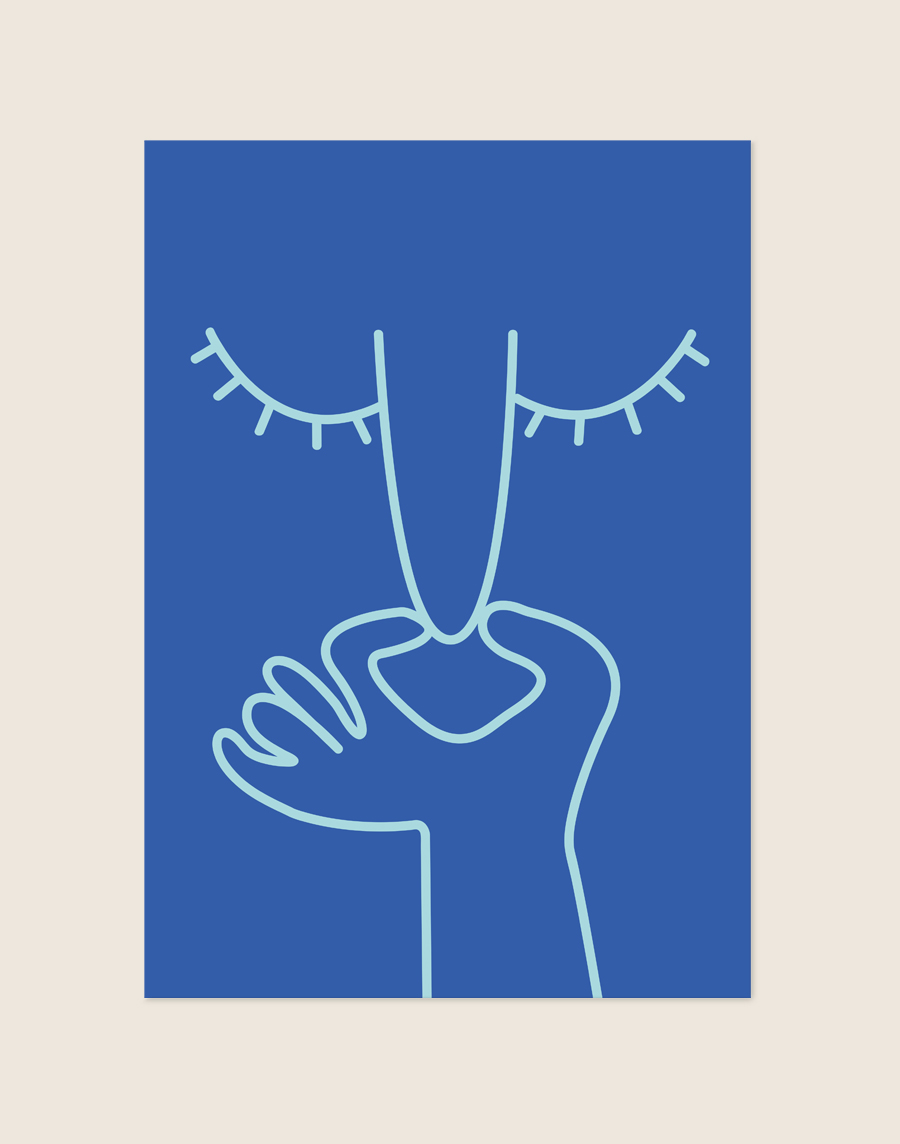 Minimalistische donkerblauwe poster met lichtblauwe line-art illustratie van een dichtgeknepen neus en gesloten ogen, sfeervol opgehangen aan een neutrale muur in een moderne toiletruimte.