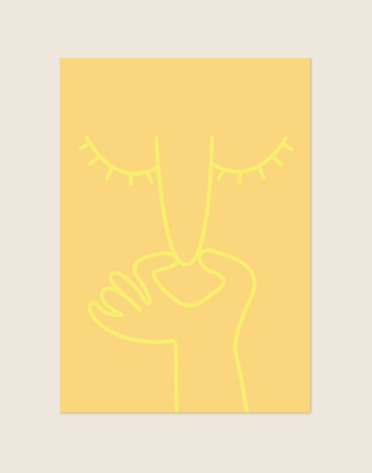 Minimalistische zonnig gele poster met lichtgele line-art illustratie van een dichtgeknepen neus en gesloten ogen, sfeervol opgehangen aan een neutrale muur in een moderne toiletruimte.