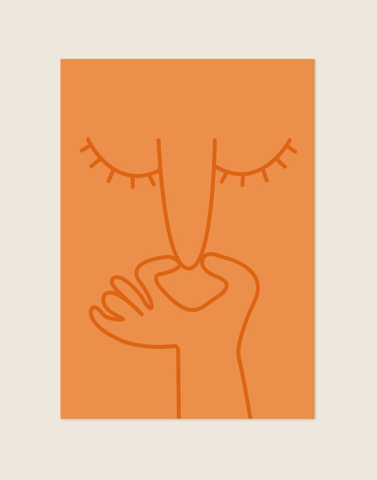 Minimalistische oranje poster met oranje line-art illustratie van een dichtgeknepen neus en gesloten ogen, sfeervol opgehangen aan een neutrale muur in een moderne toiletruimte.