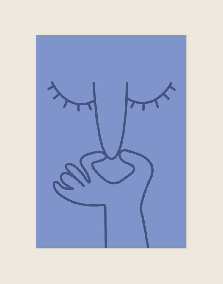 Minimalistische lila-paarse poster met donkerpaarse line-art illustratie van een dichtgeknepen neus en gesloten ogen, sfeervol opgehangen aan een neutrale muur in een moderne toiletruimte.
