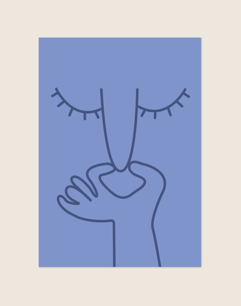 Minimalistische lila-paarse poster met donkerpaarse line-art illustratie van een dichtgeknepen neus en gesloten ogen, sfeervol opgehangen aan een neutrale muur in een moderne toiletruimte.