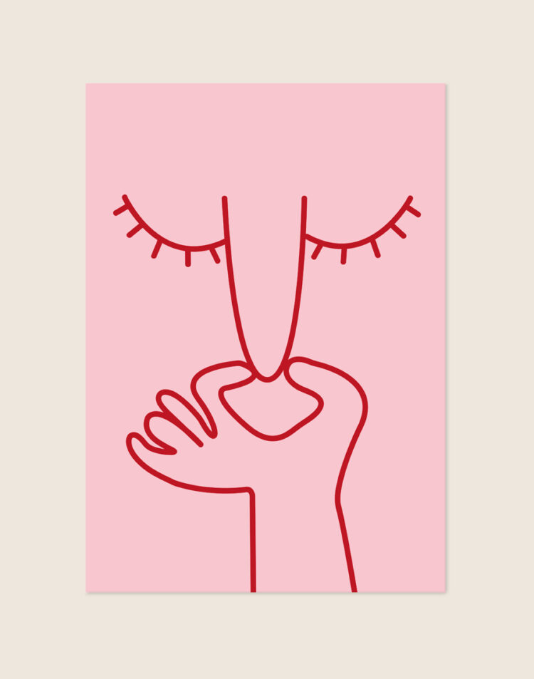Minimalistische lichtroze poster met rode line-art illustratie van een dichtgeknepen neus en gesloten ogen, sfeervol opgehangen aan een neutrale muur in een moderne toiletruimte.