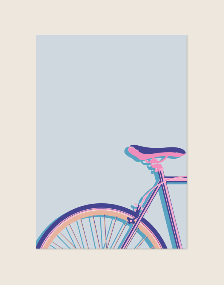 Een minimalistische, grafische poster van de achterkant van een racefiets, uitgevoerd in roze en paarse tinten met een lichtblauwe schaduw, tegen een zachte grijsblauwe achtergrond.