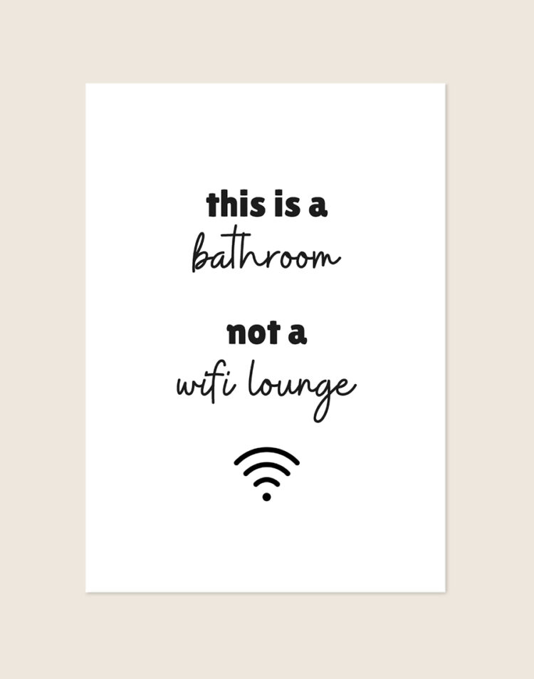 Minimalistische zwart-witte poster met de tekst THIS IS A bathroom NOT A wifi lounge en een wifi-pictogram, sfeervol opgehangen aan een neutrale muur in een moderne toiletruimte.