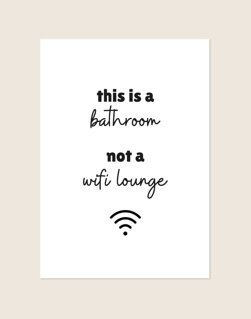 Minimalistische zwart-witte poster met de tekst THIS IS A bathroom NOT A wifi lounge en een wifi-pictogram, sfeervol opgehangen aan een neutrale muur in een moderne toiletruimte.