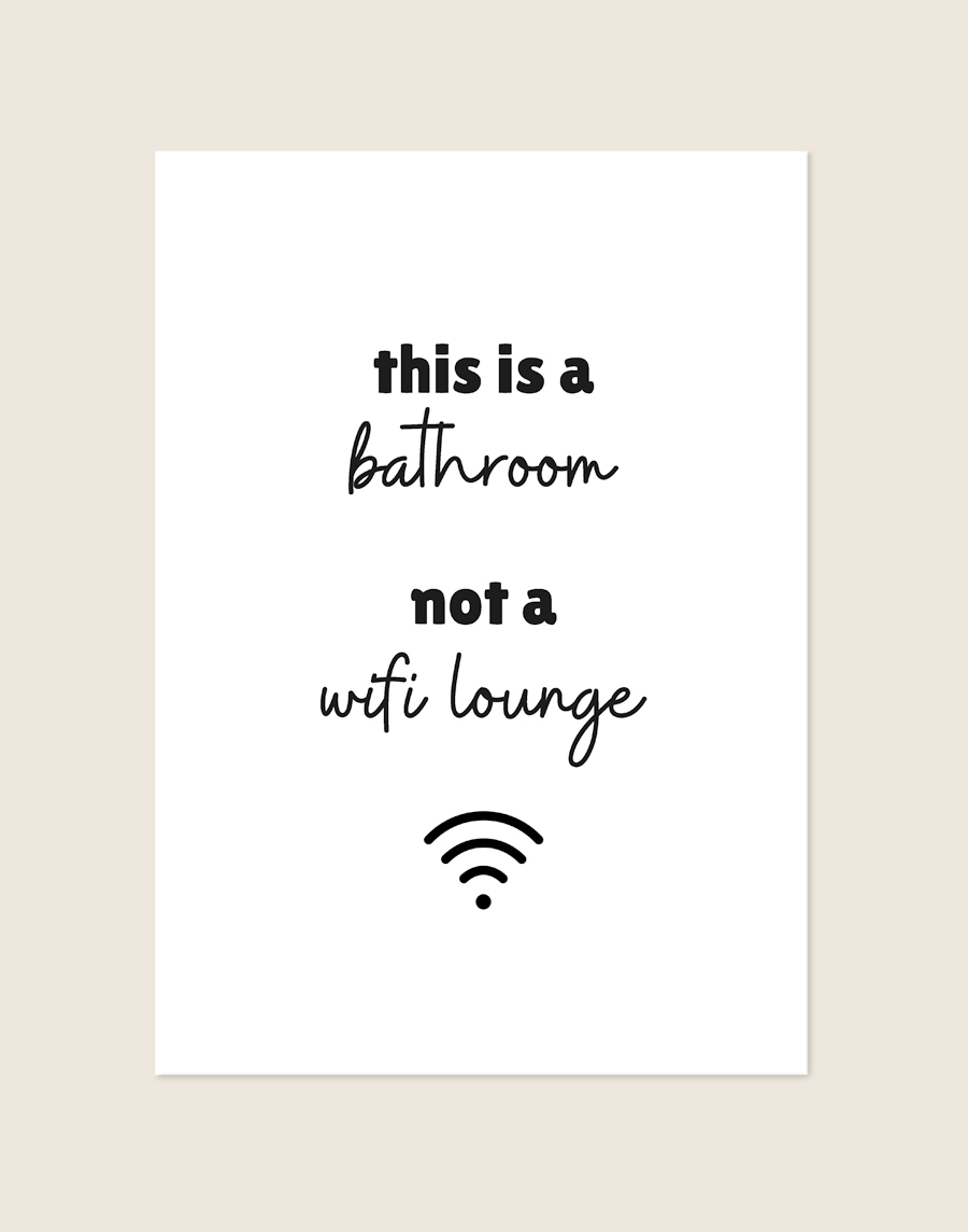 Minimalistische zwart-witte poster met de tekst THIS IS A bathroom NOT A wifi lounge en een wifi-pictogram, sfeervol opgehangen aan een neutrale muur in een moderne toiletruimte.