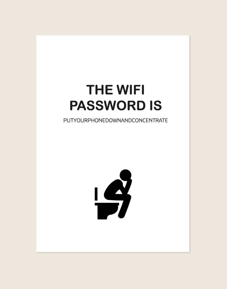 Minimalistische zwart-witte poster met de tekst THE WIFI PASSWORD IS PUTYOURPHONEDOWNANDCONCENTRATE en een wc-pictogram, sfeervol opgehangen in een moderne toiletruimte.