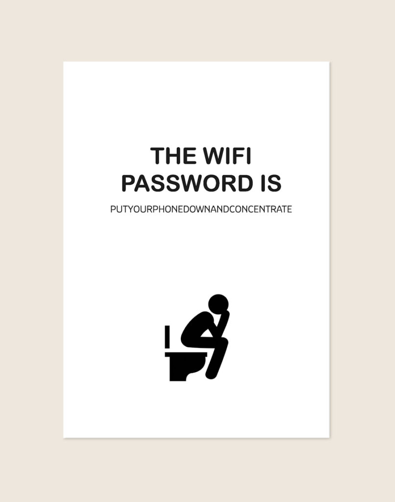 Minimalistische zwart-witte poster met de tekst THE WIFI PASSWORD IS PUTYOURPHONEDOWNANDCONCENTRATE en een wc-pictogram, sfeervol opgehangen in een moderne toiletruimte.