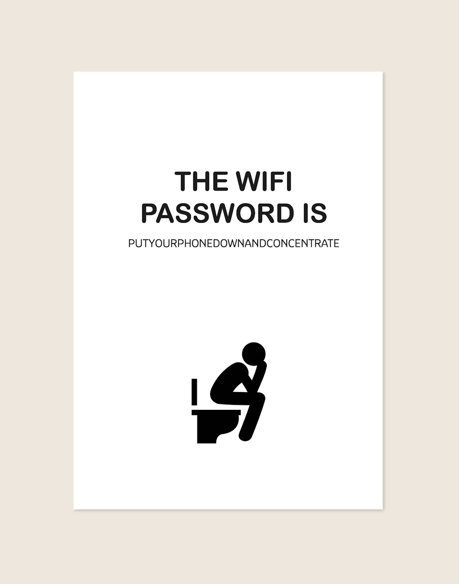 Minimalistische zwart-witte poster met de tekst THE WIFI PASSWORD IS PUTYOURPHONEDOWNANDCONCENTRATE en een wc-pictogram, sfeervol opgehangen in een moderne toiletruimte.
