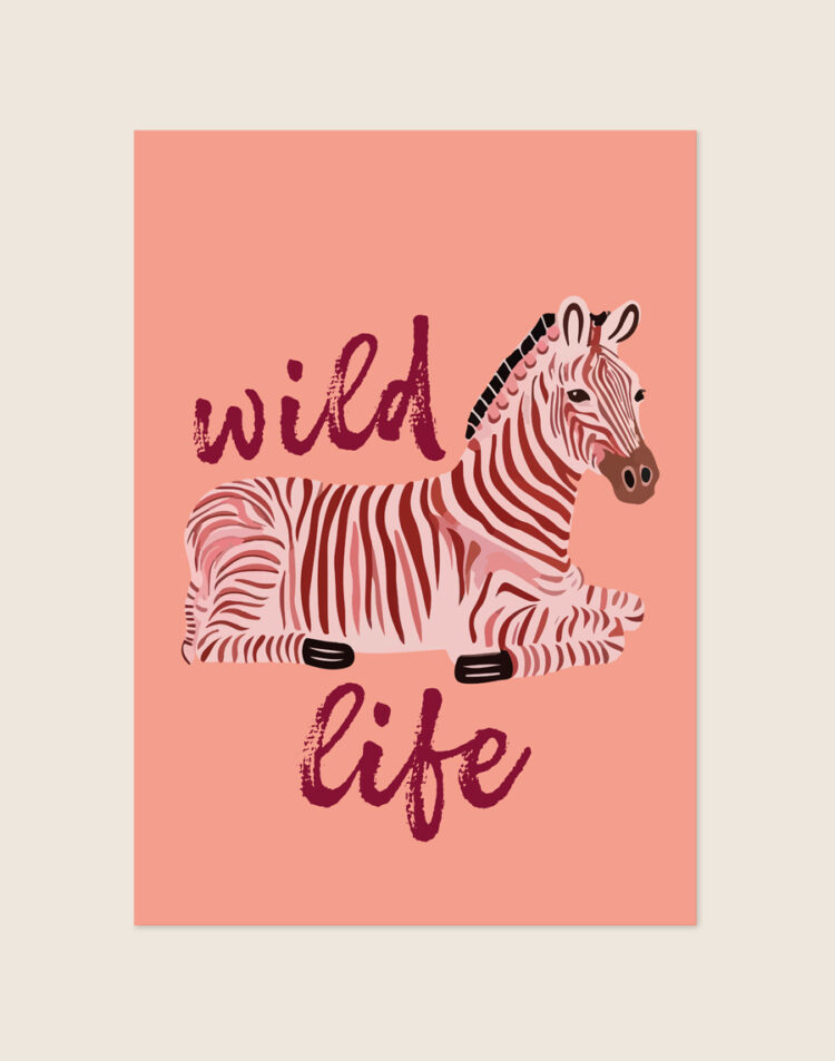 Illustratieve poster met een liggende zebra in roze en bordeauxrode strepen met de handgeschreven tekst 'wild life' op een zalmroze achtergrond.