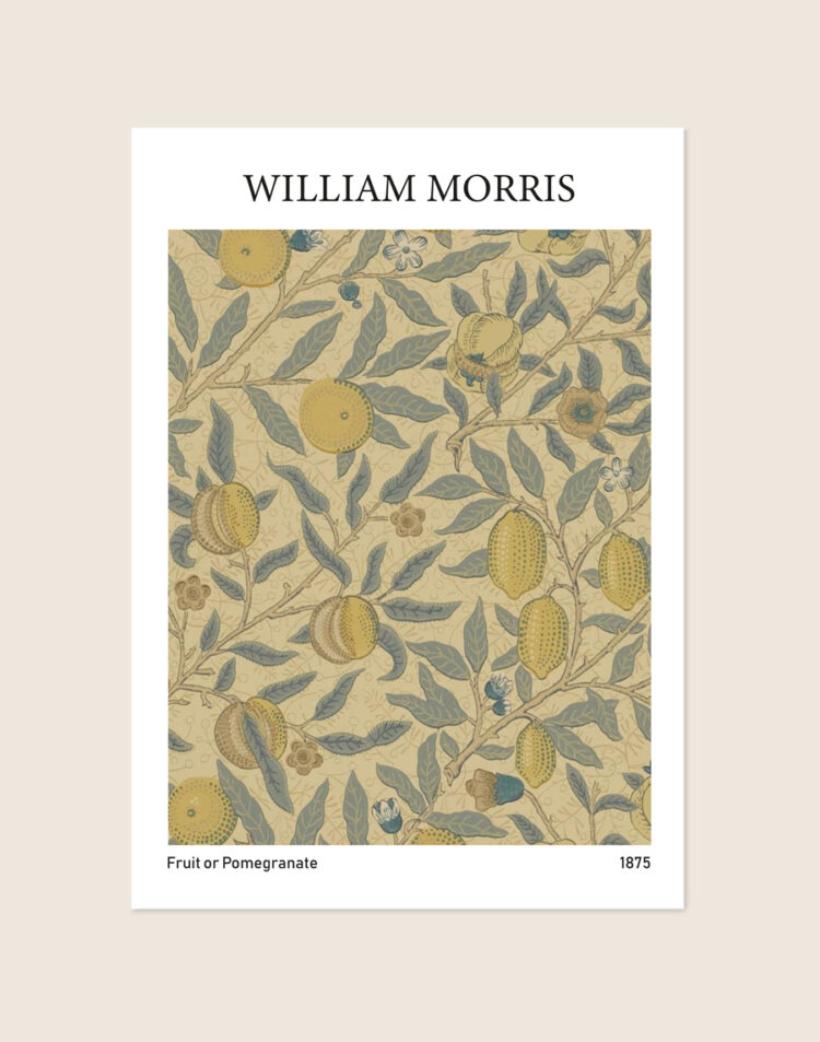 Vintage botanische poster van het William Morris Fruit patroon met granaatappels, fruit en takken, sfeervol opgehangen in een eetkamer.