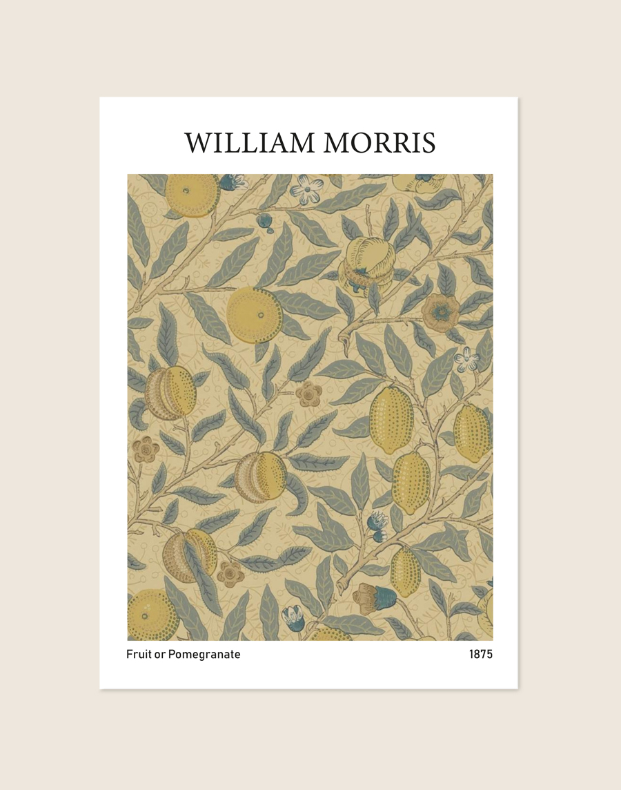 Vintage botanische poster van het William Morris Fruit patroon met granaatappels, fruit en takken, sfeervol opgehangen in een eetkamer.
