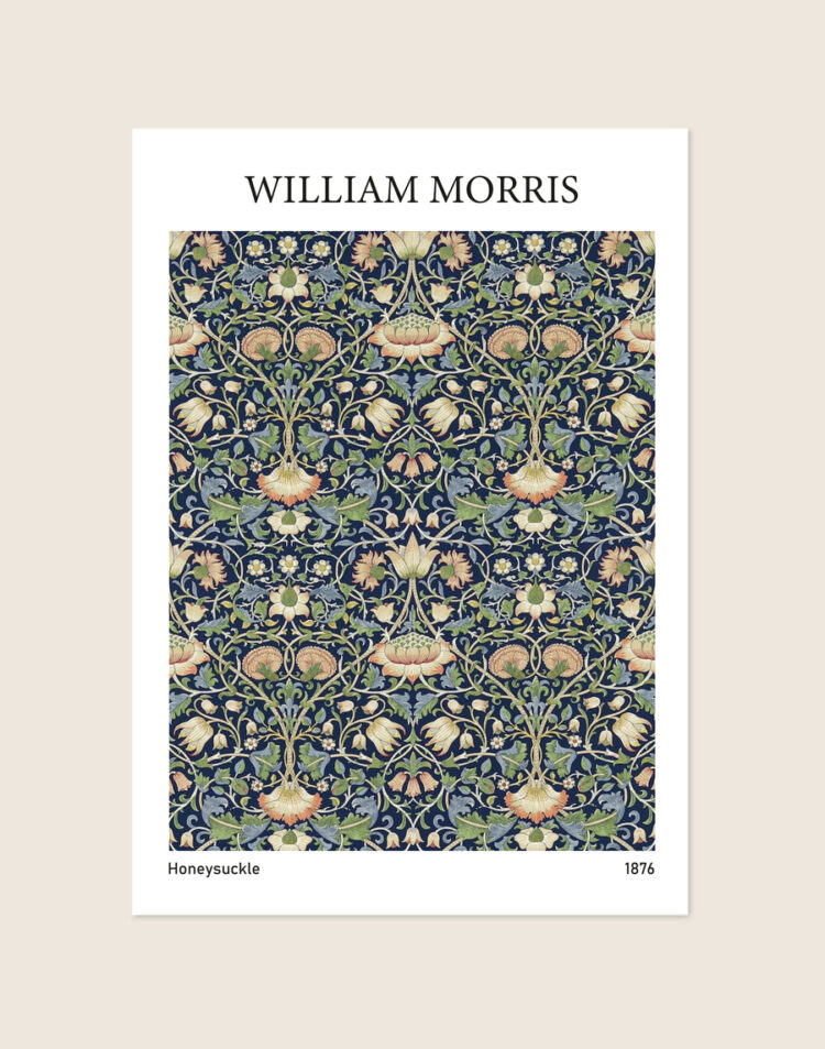 Vintage botanische poster van het William Morris Honeysuckle patroon met sierlijke kamperfoelie en verstrengelde bladeren, sfeervol opgehangen in een interieur.