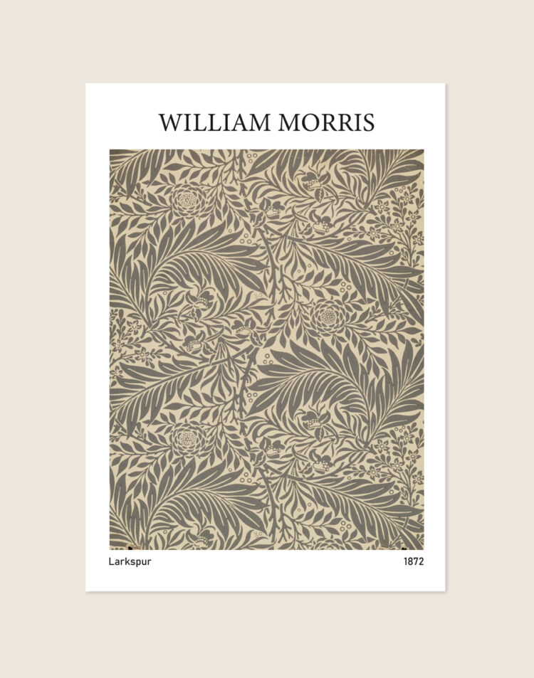 Vintage botanische poster van het William Morris Larkspur patroon met krullende varens en ridderspoor bloemen, sfeervol opgehangen in een woonkamer.