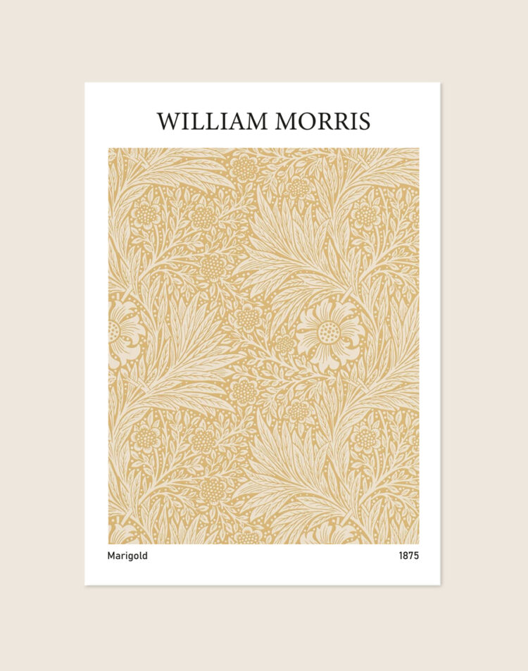 Vintage botanische poster van het William Morris Marigold patroon met goudsbloemen en sierlijke bladeren, sfeervol in een interieur.
