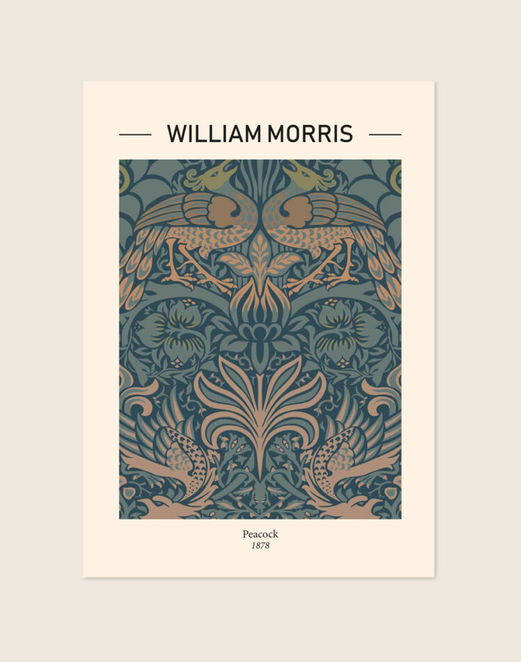 Vintage poster van het William Morris Peacock patroon met pauwen en gedetailleerde bloemen, sfeervol opgehangen in een woonkamer.