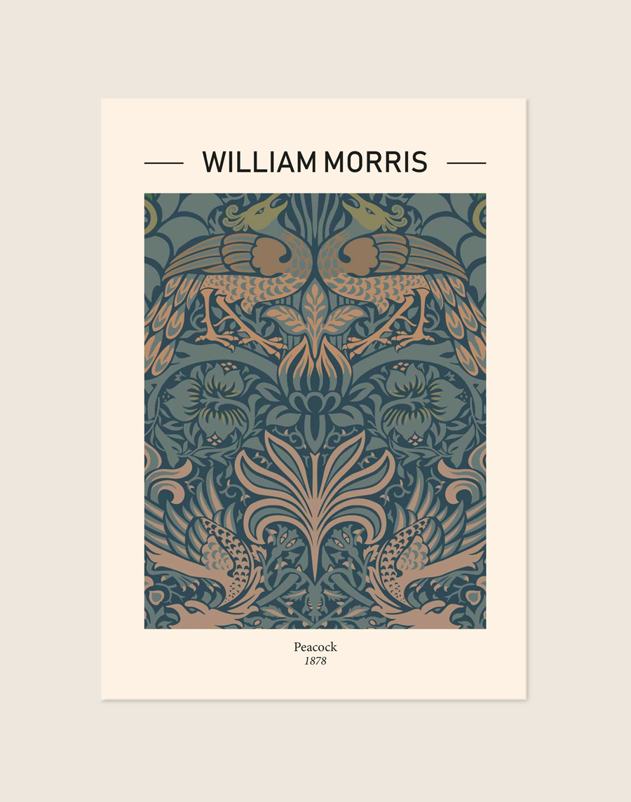 Vintage poster van het William Morris Peacock patroon met pauwen en gedetailleerde bloemen, sfeervol opgehangen in een woonkamer.