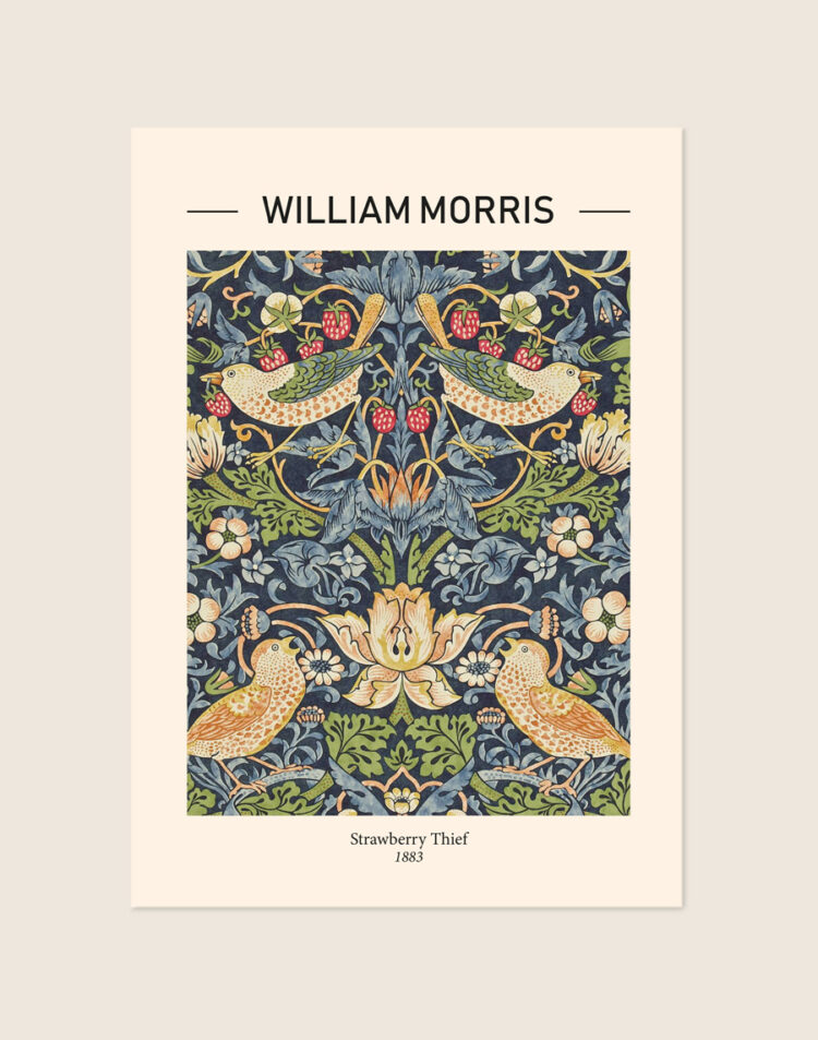 Vintage botanische poster van het wereldberoemde William Morris Strawberry Thief patroon met vogels en aardbeien, sfeervol opgehangen in een woonkamer.