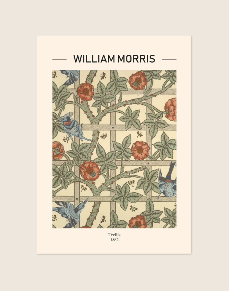 Vintage botanische poster van het William Morris Trellis patroon met rozen en vogels, hangend in een woonkamer.