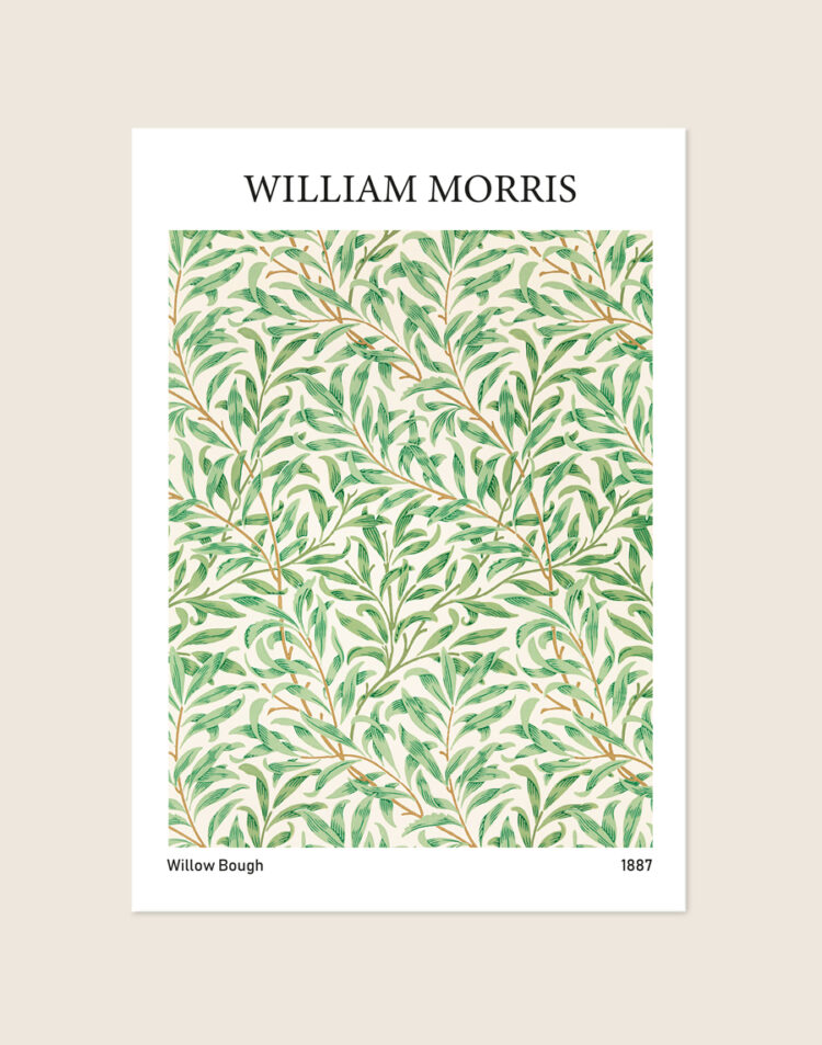 Vintage botanische poster van het William Morris Willow Bough patroon met groene wilgentakken, hangend in een stijlvol interieur.