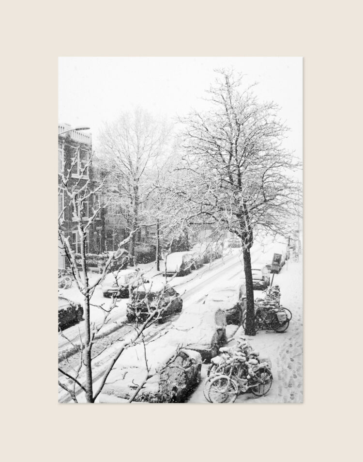 Sfeervolle poster van een winters en besneeuwd stadsgezicht van Den Haag, stijlvol opgehangen in een modern interieur.