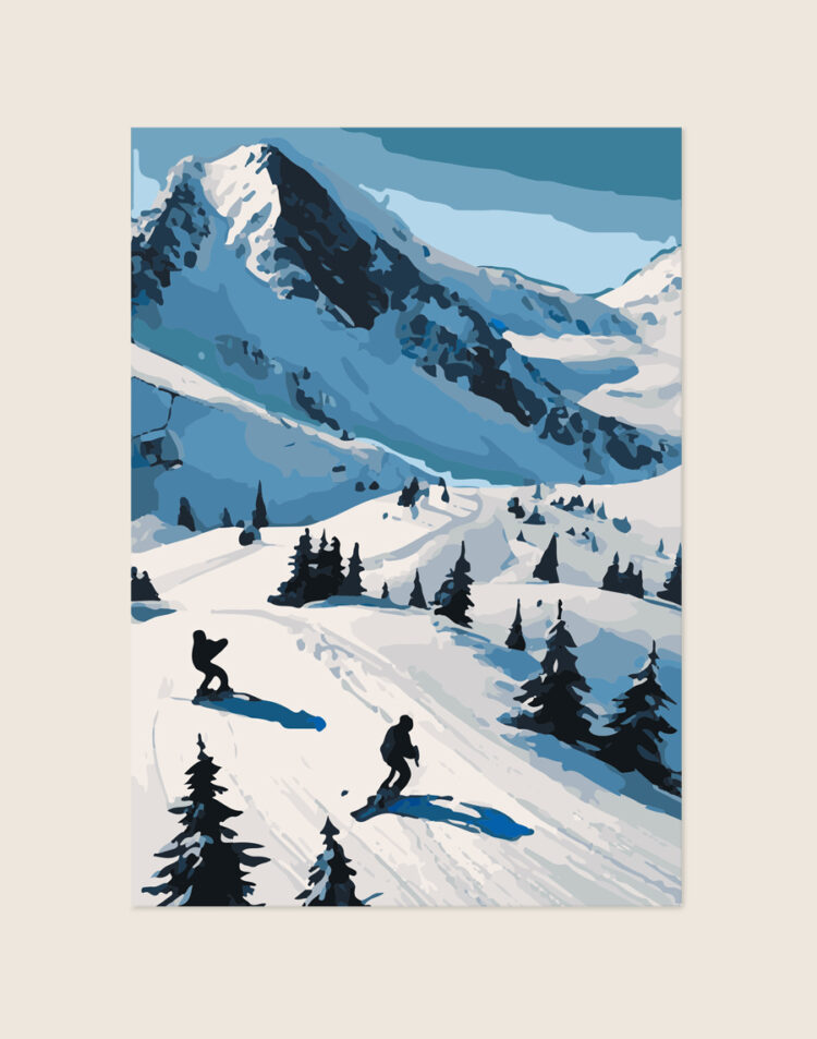 Een grafische poster in frisse blauwtinten van een weids besneeuwd berglandschap met donkere dennenbomen en twee wintersporters die een piste afdalen.