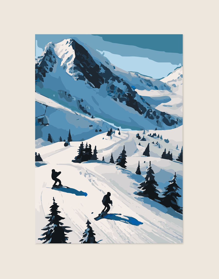 Een grafische poster in frisse blauwtinten van een weids besneeuwd berglandschap met donkere dennenbomen en twee wintersporters die een piste afdalen.
