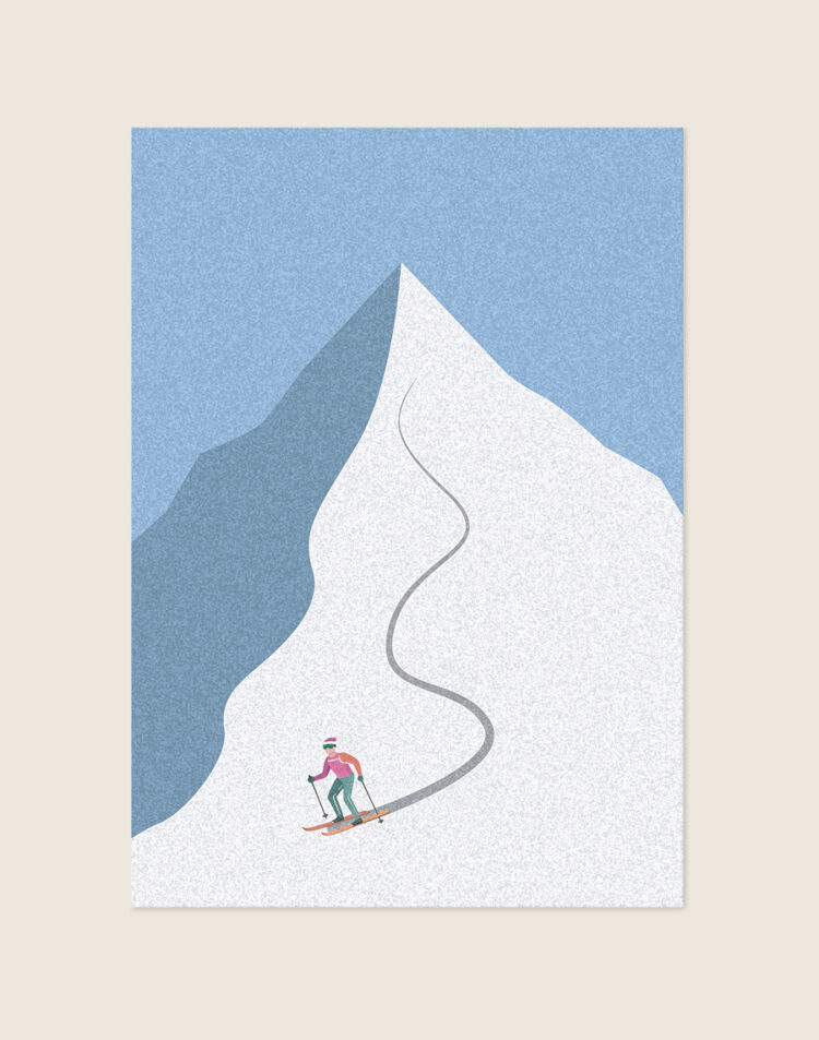 Minimalistische poster van een skiër in een roze jas die van een grote besneeuwde berg skiet, met een kronkelend skispoor en een blauwe lucht, sfeervol opgehangen in een modern interieur.