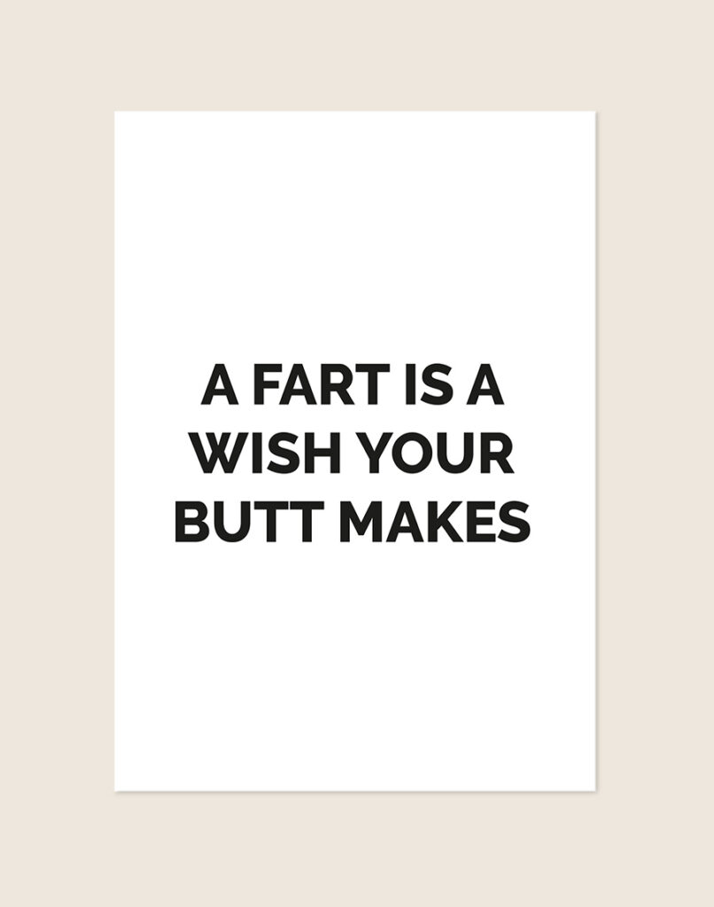 Humoristische WC Poster Wish met de Engelse quote A fart is a wish your butt makes in zwarte blokletters op een helderwitte achtergrond, sfeervol opgehangen in een ruimte.