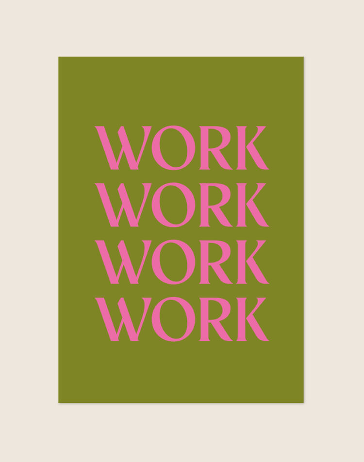 Trendy olijfgroene Poster Work met felle roze letters en vier keer het woord WORK onder elkaar, sfeervol opgehangen in een thuiskantoor.