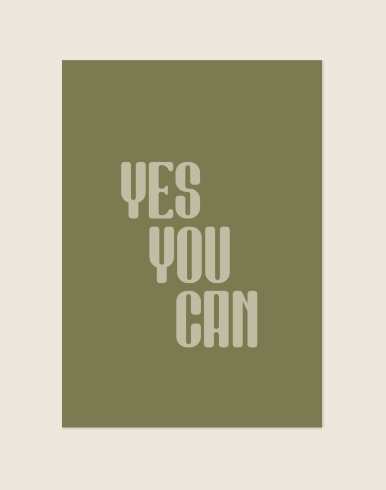 Een rechthoekige poster, gecentreerd tegen een effen, lichtbeige achtergrond. De poster zelf heeft een warme, olijfgroene achtergrondkleur. In het midden staat de motiverende quote 'YES YOU CAN' geschreven in grote, lichtbeige letters. De woorden staan onder elkaar gepositioneerd, maar verspringen speels trapsgewijs naar rechts. Het lettertype is langwerpig, dik en afgerond, wat het ontwerp een stijlvolle retro uitstraling geeft.