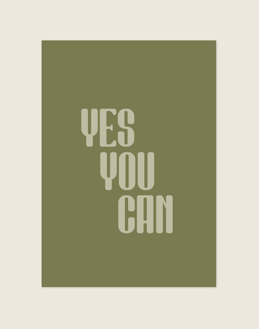 Een rechthoekige poster, gecentreerd tegen een effen, lichtbeige achtergrond. De poster zelf heeft een warme, olijfgroene achtergrondkleur. In het midden staat de motiverende quote 'YES YOU CAN' geschreven in grote, lichtbeige letters. De woorden staan onder elkaar gepositioneerd, maar verspringen speels trapsgewijs naar rechts. Het lettertype is langwerpig, dik en afgerond, wat het ontwerp een stijlvolle retro uitstraling geeft.