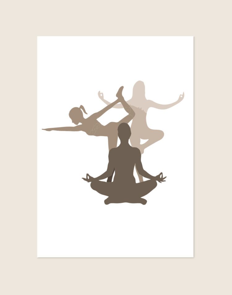 Een minimalistische poster met een effen witte achtergrond. In het midden staan drie overlappende silhouetten van vrouwen in verschillende yogahoudingen. Op de voorgrond zit een donkerbruin silhouet in lotushouding. Daarachter staan een bruin- en een lichtbeige silhouet in balancerende, staande houdingen.