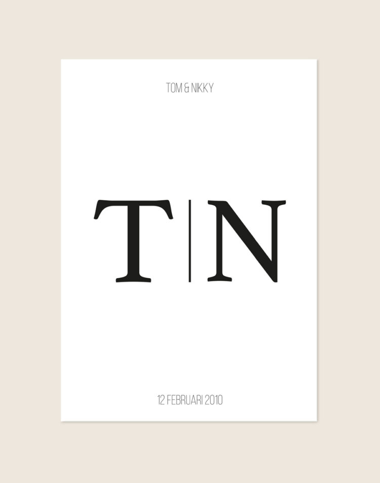 Een strakke, minimalistische poster met een helderwitte achtergrond. In het midden staan de grote, zwarte initialen "T | N" in een klassiek serif lettertype, gescheiden door een verticale lijn. Bovenaan staat "TOM & NIKKY" en onderaan de datum "12 FEBRUARI 2010", beide in een dun en modern zwart lettertype.