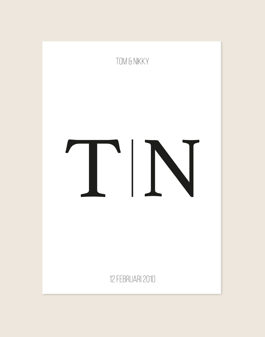 Een strakke, minimalistische poster met een helderwitte achtergrond. In het midden staan de grote, zwarte initialen "T | N" in een klassiek serif lettertype, gescheiden door een verticale lijn. Bovenaan staat "TOM & NIKKY" en onderaan de datum "12 FEBRUARI 2010", beide in een dun en modern zwart lettertype.