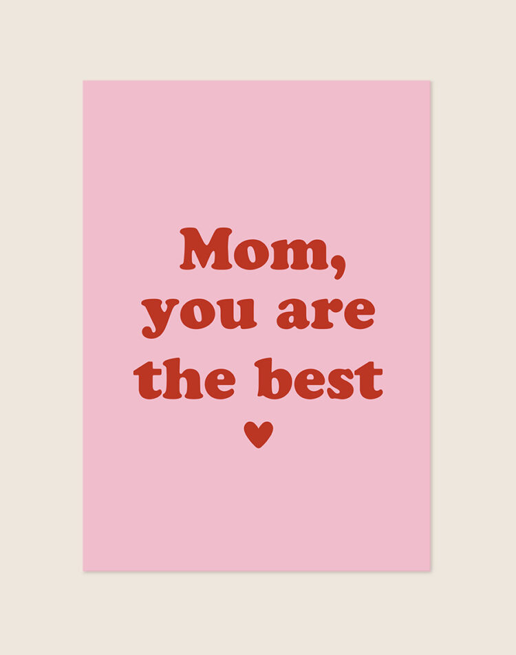 Een typografische poster met een effen lichtroze achtergrond. In het midden staat, verdeeld over drie regels, de tekst 'Mom, you are the best' in een donkerrood, bold retro lettertype. Direct onder de tekst is een klein donkerrood hartje afgebeeld.